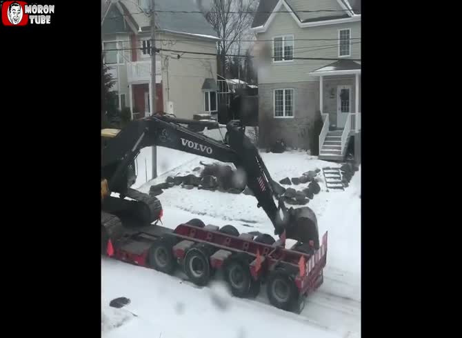 Video :The moment an excavator assists a machine transporter in moving